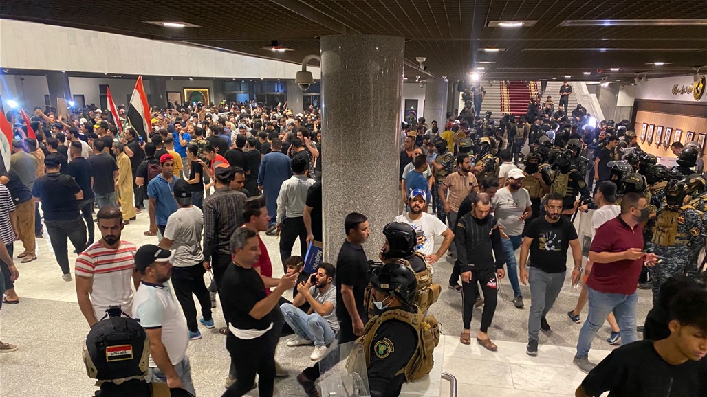 بعد تغريدة الصدر.. بدء الانسحاب الفوري للمتظاهرين من البرلمان - عاجل
