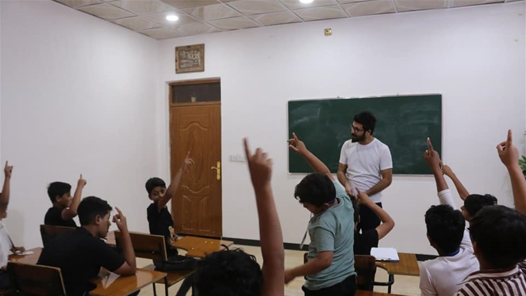 طموح العراقيين لا نهاية له.. شاب يحول غرفة نومه الى صف دراسي نموذجي (صور)