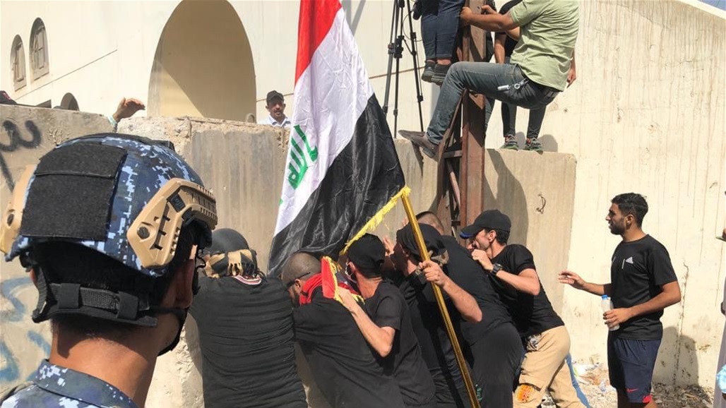 بالصور.. اللحظات الأولى لعبور المتظاهرين حاجز الكتل الكونكريتية على جسر الجمهورية 