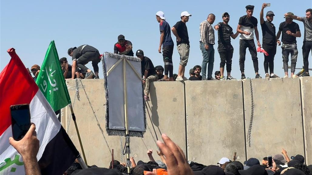 المتظاهرون يباشرون بربط الاسلاك على الحواجز الكونكريتية لاسقاطها ودخول الخضراء (صورة) 