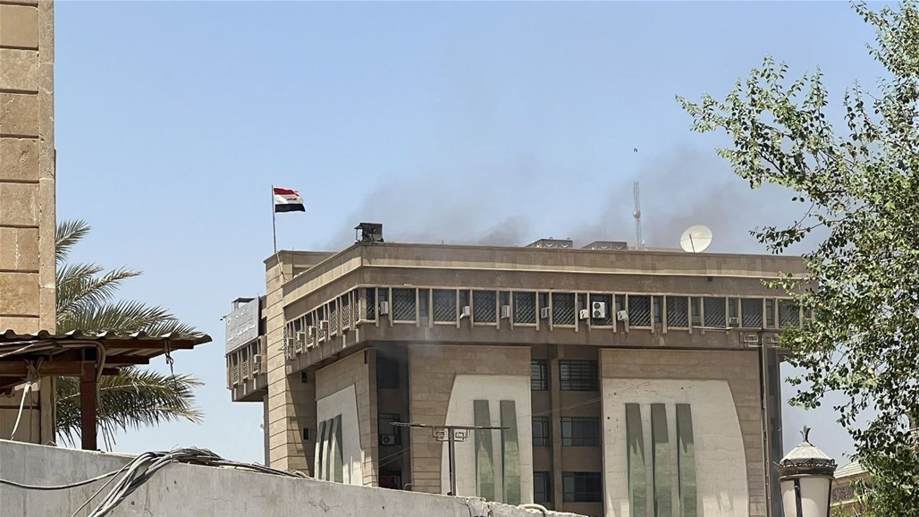 "قنبلة دخانية" تتسبب بحريق في مبنى حكومي قرب الخضراء - عاجل