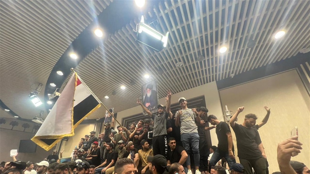 بالصور.. المتظاهرون يباشرون بنصب "سرادق" أمام البرلمان