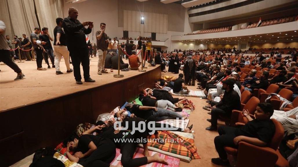 لليوم الثاني.. عدسة السومرية توثق اعتصام المتظاهرين داخل البرلمان (صور)