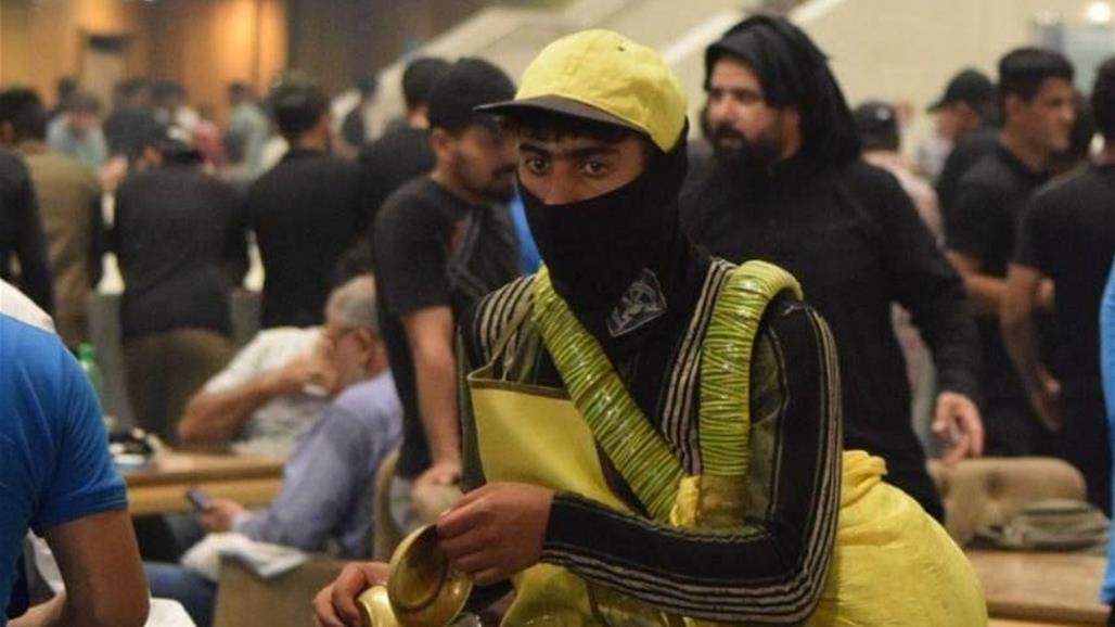 بنظرات "مؤثرة".. الكادحون يتجولون داخل البرلمان بحثاً عن "رزقهم" (صور)