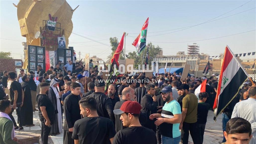 تلبية لدعوة "وزير" الصدر.. المئات يتظاهرون في كربلاء