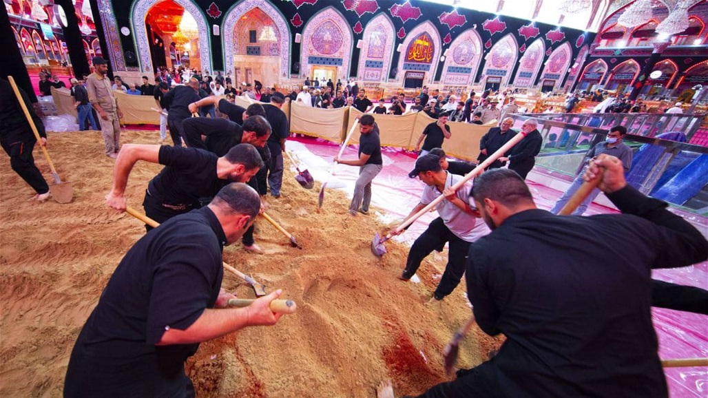 فرش ابواب الصحن الحسيني بالرمال استعدادا لركضة "طويريج" (صور) 