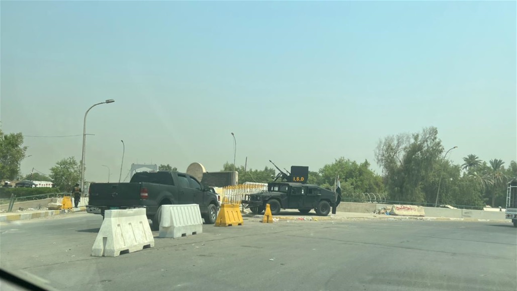 بالصور.. رفع الكتل الكونكريتية من أمام الجسر المعلق في بغداد