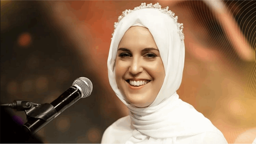 بعد اعتناقها الإسلام.. مغنية بريطانية تبهر العالم بغناء "طلع البدر علينا" (فيديو)