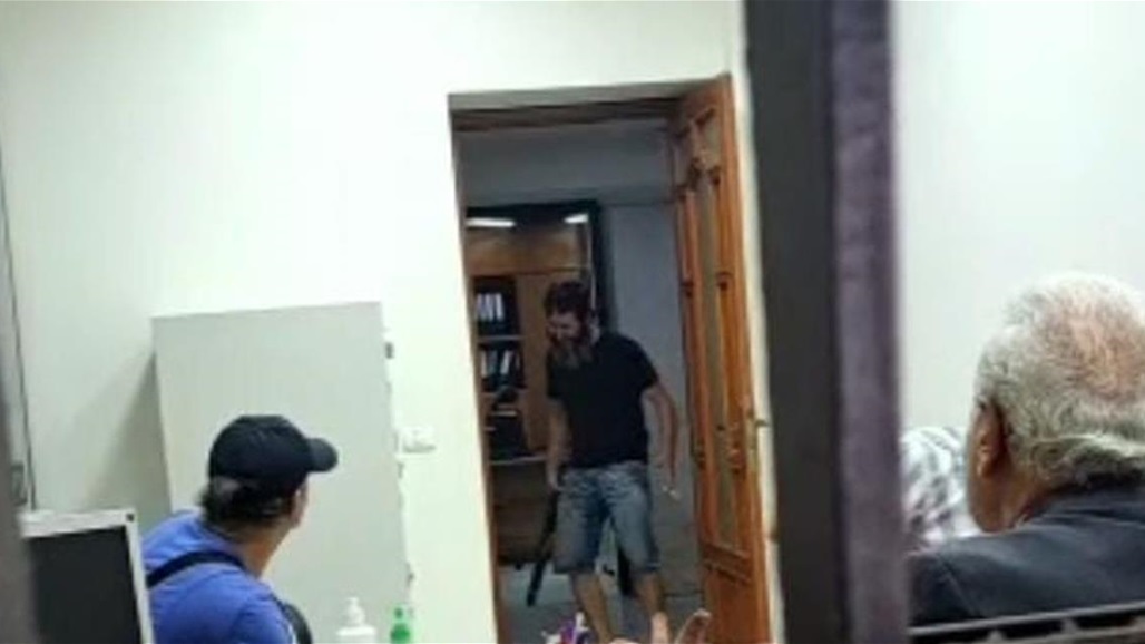 سلاح حربي وتهديد.. لبناني يحتجز رهائن داخل بنك في بيروت (فيديو)