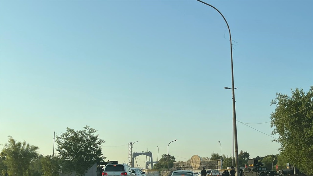 بالكتل الكونكريتية.. اغلاق الجسر المعلق في بغداد (صور)