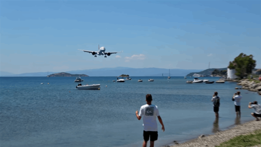 فيديو يحبس الأنفاس.. طائرة تهبط على علو أمتار من رؤوس السياح 