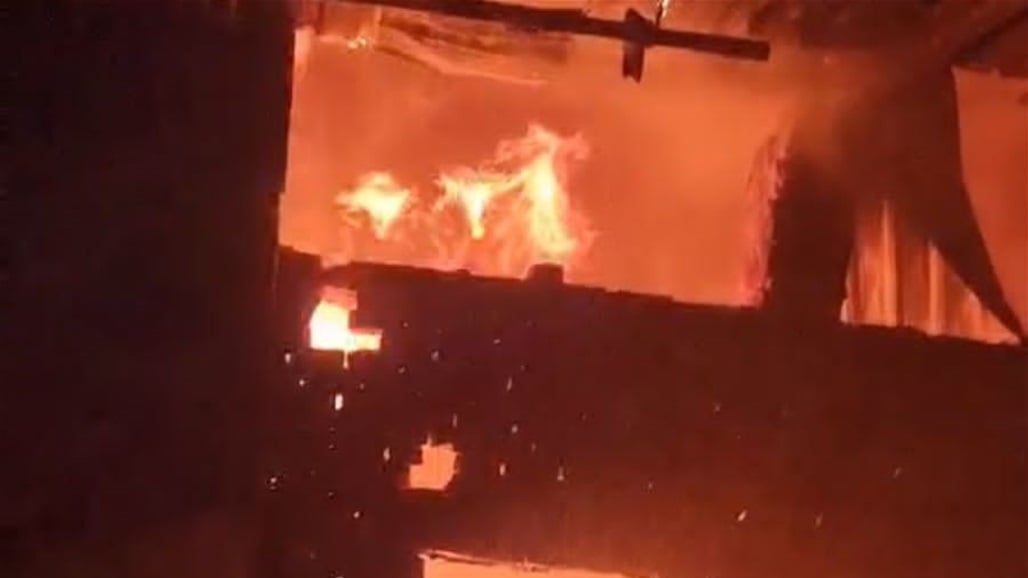 إخماد حريق داخل معملين وسط بغداد