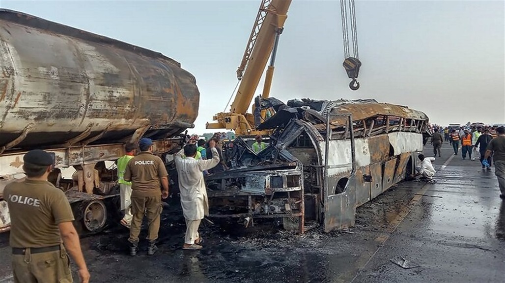 باكستان.. حادث سير يتسبب بحرق صهريج ووفاة 20 شخصا (فيديو)