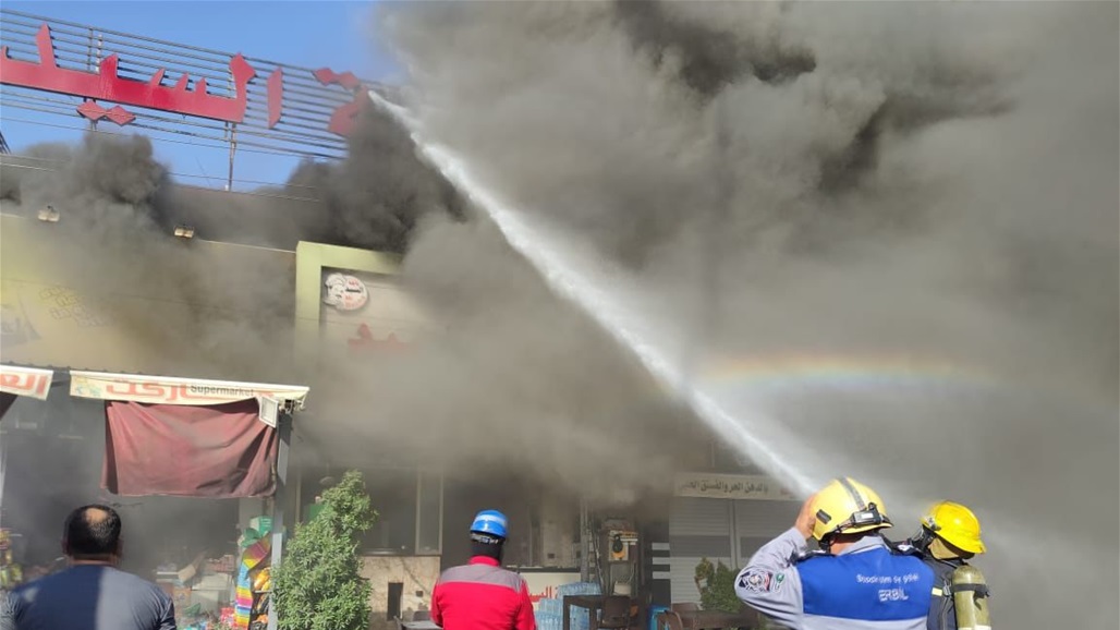 انقاذ محتجزين.. الدفاع المدني تكشف تفاصيل اخماد حريق ساحة عدن