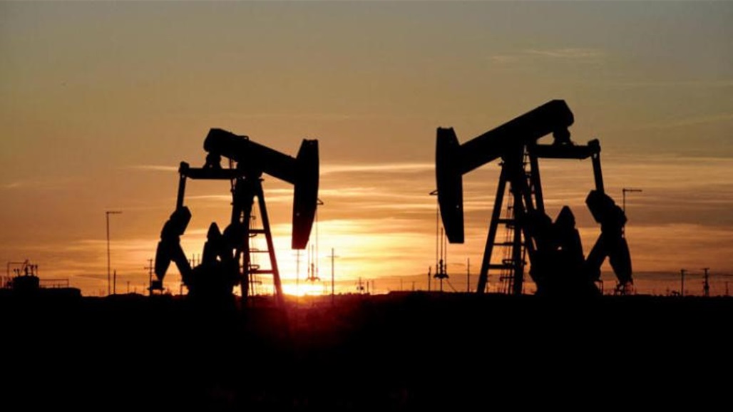 النفط يتكبد خسارة أسبوعية بسبب الدولار