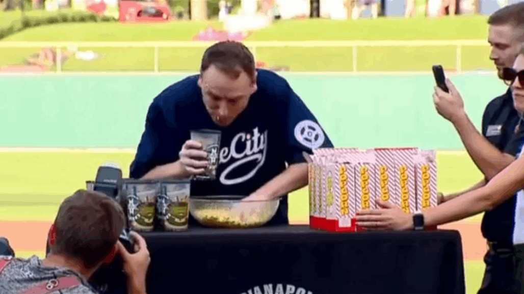 رجل يحطم الرقم القياسي في التهام الفشار (فيديو)