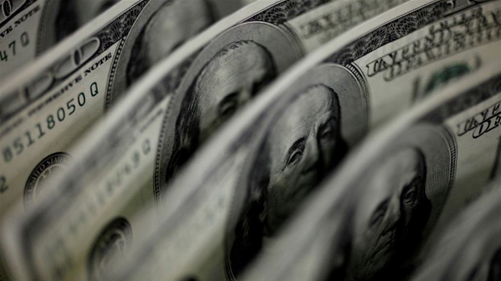 الدولار يستقر قرب أعلى مستوياته في عقدين