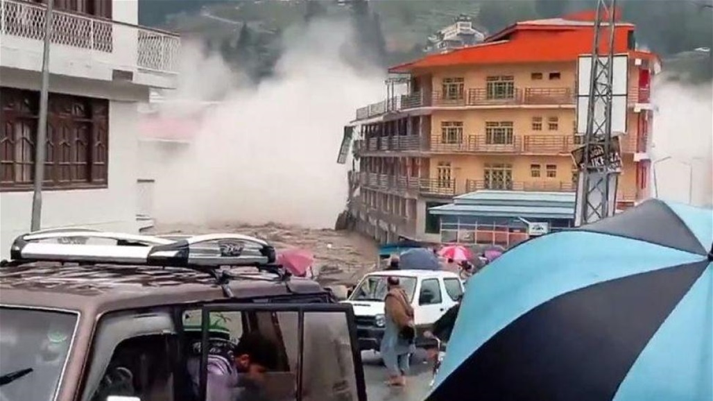 انهيار مروع لفندق في باكستان بسبب السيول (فيديو)
