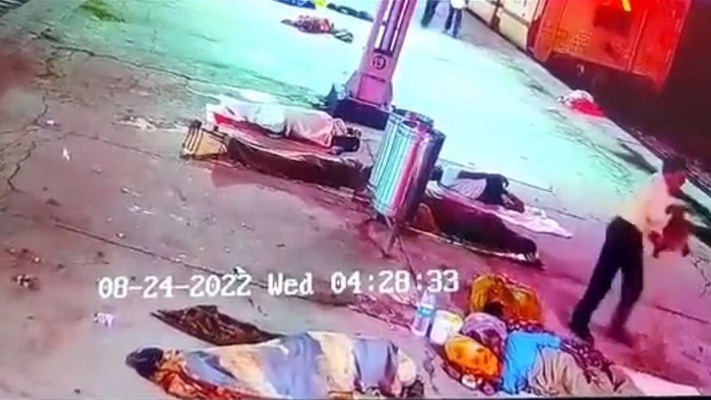 من داخل محطة القطار.. رجل يختطف رضيعاً من حضن أمه (فيديو)