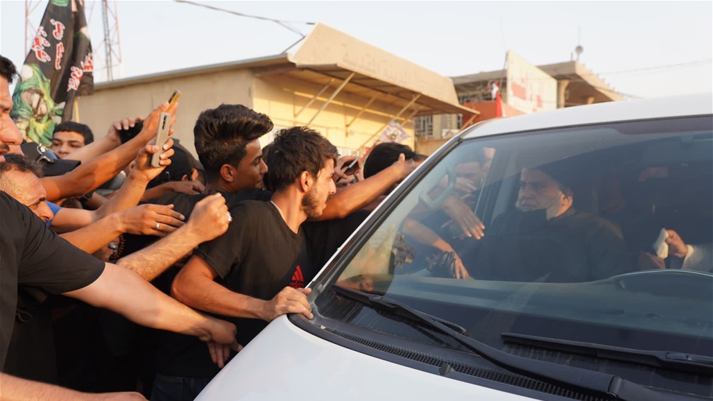 بالصور.. الصدر بين جموع الزائرين على طريق نجف - كربلاء