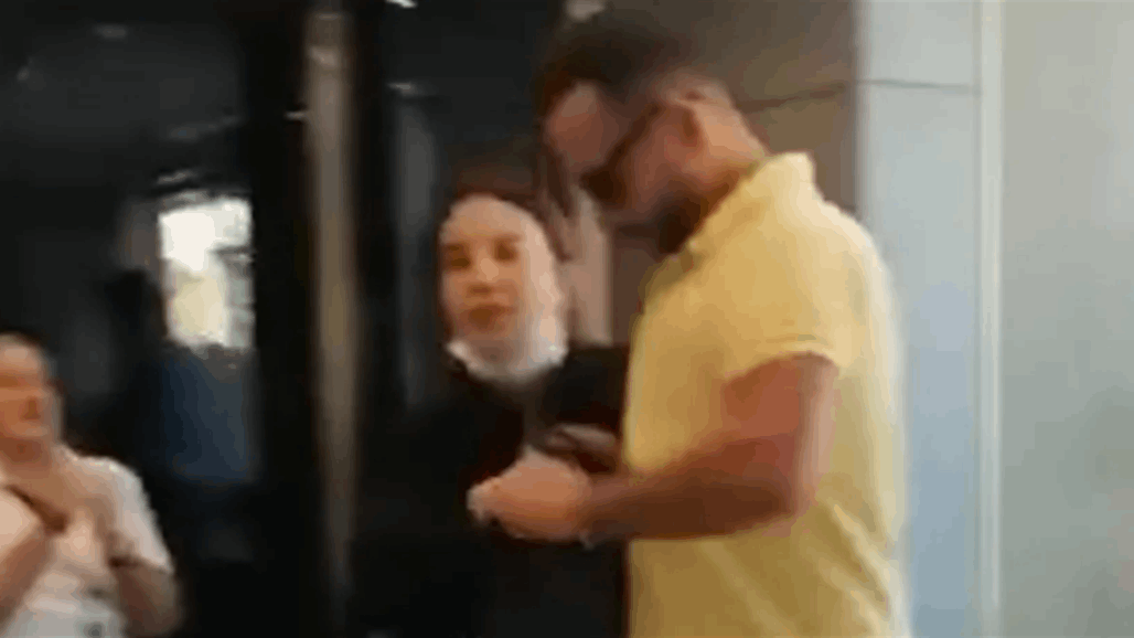 بسلاحها.. لبنانية تقتحم أحد المصارف وتسترجع أموالها (فيديو)