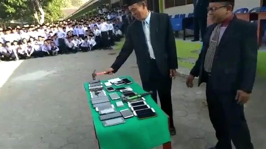 عقاب صارم لمن يجلب الهاتف المحمول إلى المدرسة في إندونيسيا (فيديو)