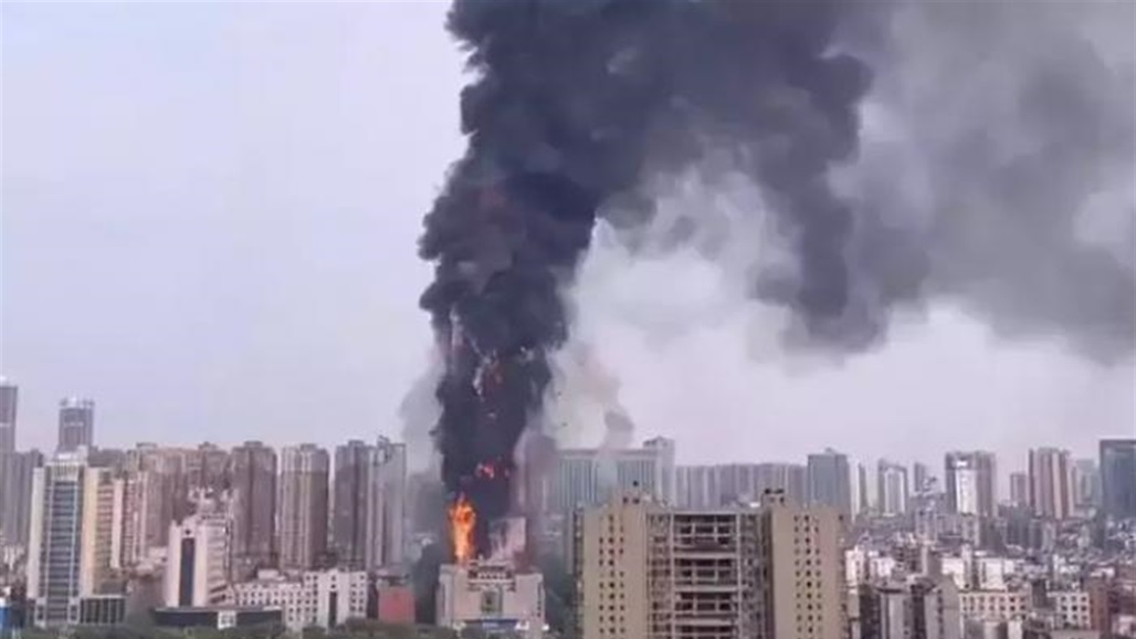 حريق كبير يلتهم ناطحة سحاب في الصين (فيديو)
