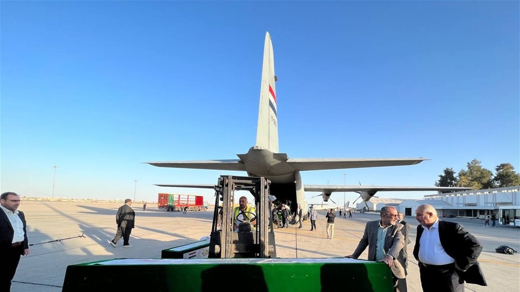 طائرات عراقية تنقل &quot;الشباك الجديد&quot; لضريح السيدة زينب (صور)