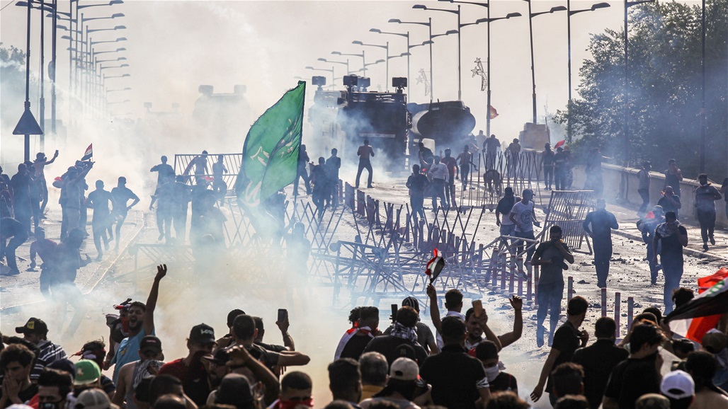 اطلاق القنابل المسيلة للدموع لتفريق المتظاهرين على جسر الجمهورية (صور) - عاجل