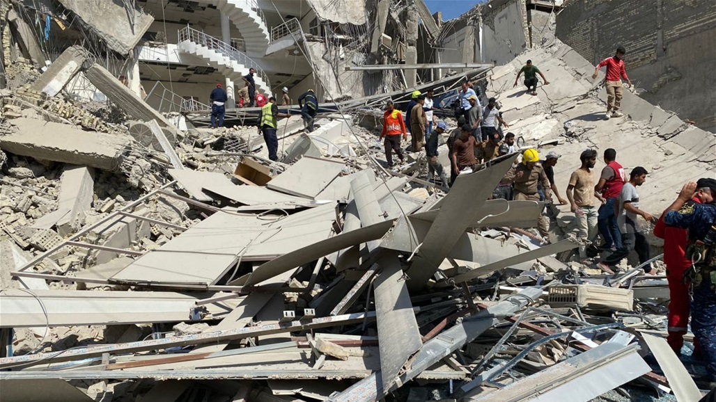 إنقاذ 13 شخصاً من داخل البناية المنهارة في الكرادة وسط بغداد