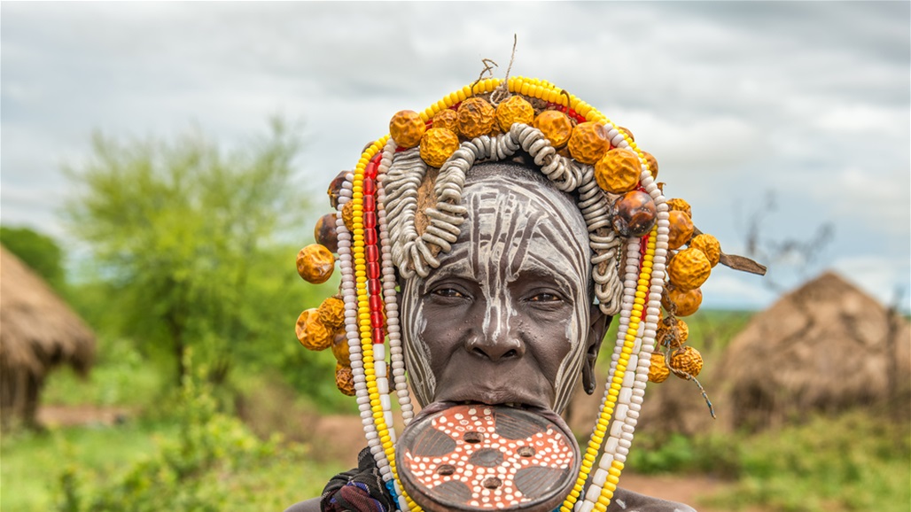 شفاه بطول 15 سنتيمتراً لتحمي النساء من العبوديّة.. ما القصة؟