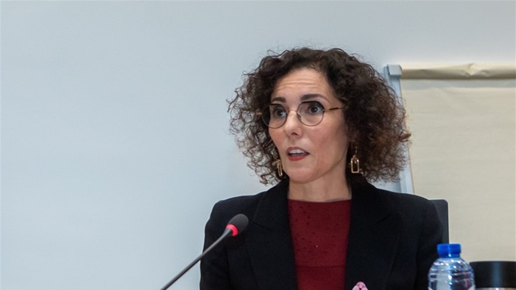 بعد السهلاني.. وزيرة أوروبية تقص شعرها تضامنا مع الإيرانيات (فيديو)