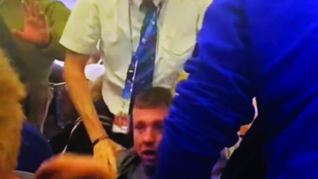 على متن الطائرة.. راكب يقضم اصبع مضيفة