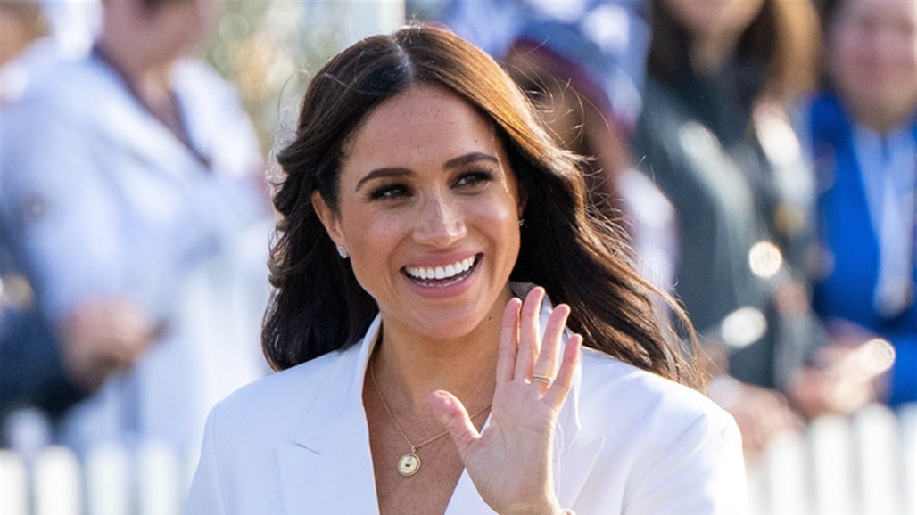 بقميص موقّع بالفارسية.. ميغان ماركل تدعم الثورة الإيرانية (صورة)