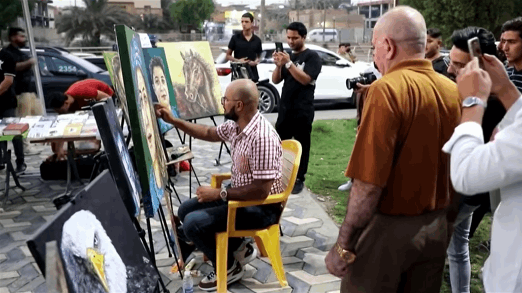 وسط تجمهر المارة.. فنان عراقي يرسم بإصبعه في البصرة (صور) 