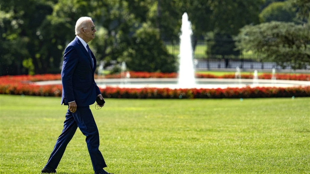  بايدن "تائه" بحديقة البيت الأبيض ويسأل حراسه أين الطريق (فيديو)