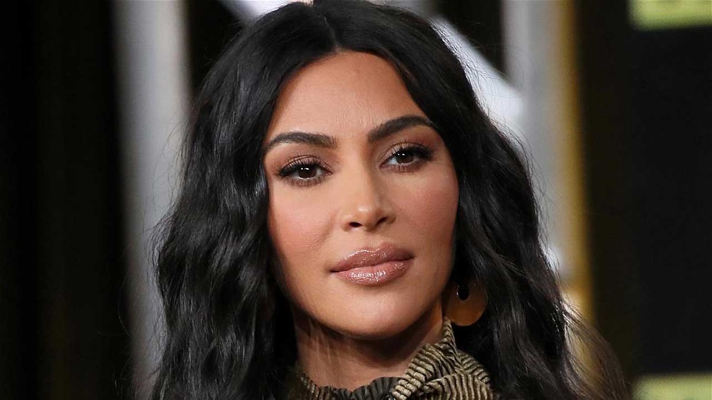 كيم كارداشيان تحتفل بعيد ميلادها الـ 42 بفستان شفاف (صور)