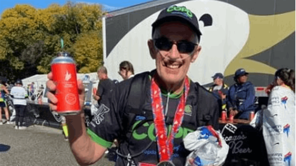 بسبب مرضه المزمن.. مسن يكتسب شهرة واسعة