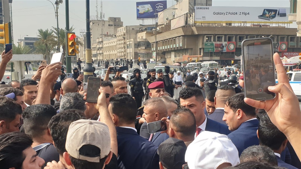 من ساحة التحرير.. وزير الداخلية يستمع لمطالب المفسوخة عقودهم (صور) 
