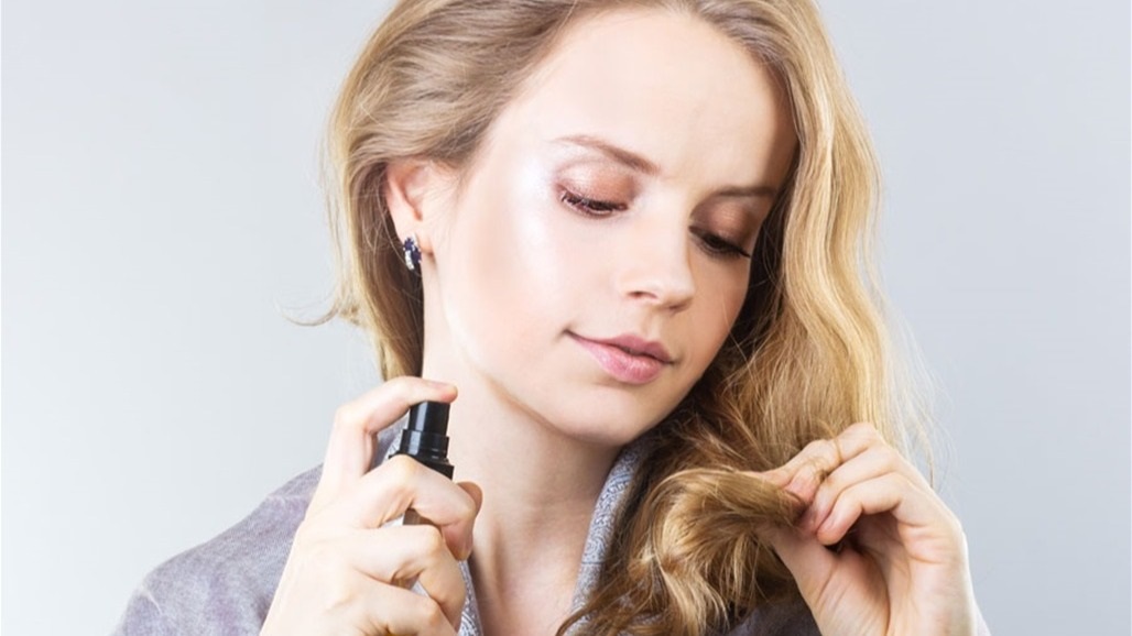 وضع العطر على الشعر.. نصائح لتجنب التقصف والجفاف