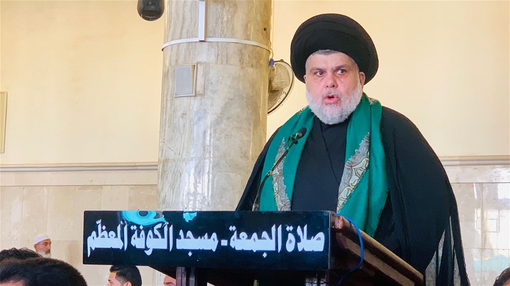 بالصور.. الصدر يؤم المصلين في مسجد الكوفة