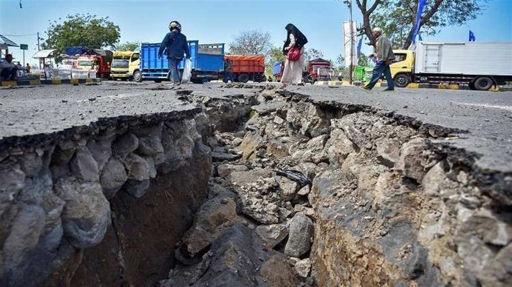 زلزال قوي يهز إندونيسيا ويتسبب بوفاة وإصابة أكثر من 300 شخص