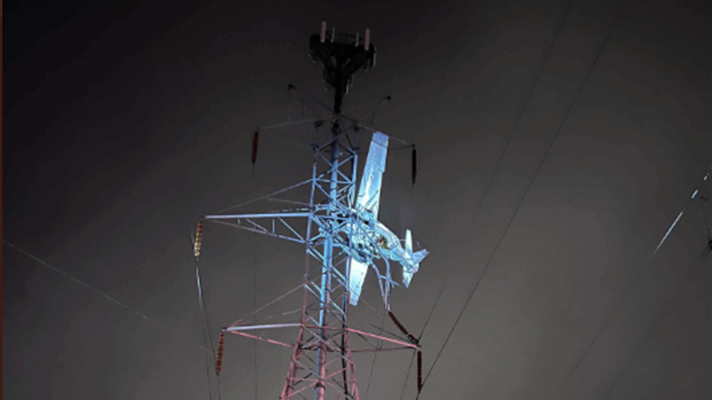 تركت الاف الأمريكيين في ظلام.. طائرة تصطدم بخطوط الكهرباء وتعلق بالأسلاك (فيديو)