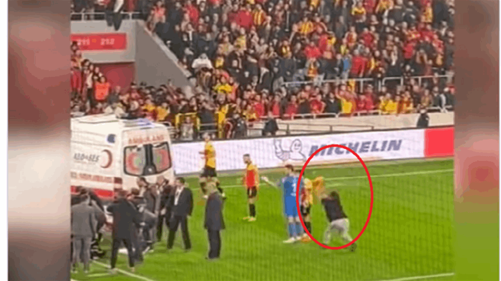 مشجع يقتحم ملعباً لكرة القدم ويكسر عصا برأس لاعب (فيديو)