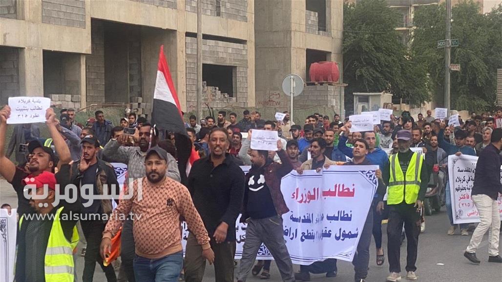 رفعوا ثلاثة مطالب.. عمال البلدية يتظاهرون في كربلاء (صور)
