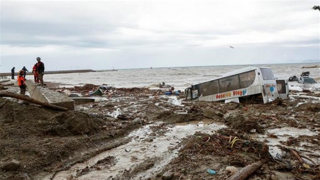 بعد انزلاق التربة.. الامطار الغزيرة تجلي 1000 ايطالي من منازلهم