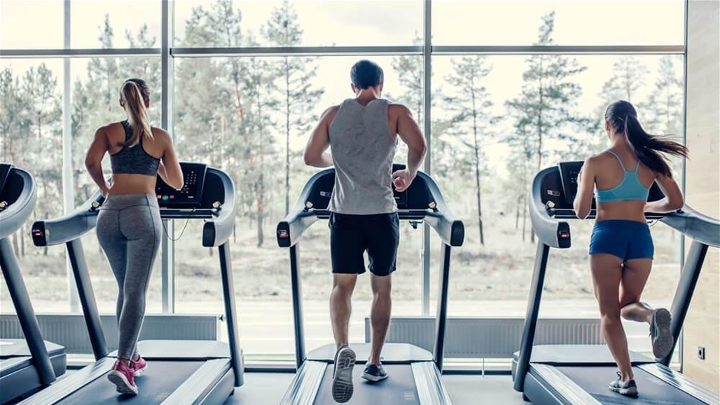 المشي للخلف.. فوائد صحية عظيمة تفوق السير للأمام