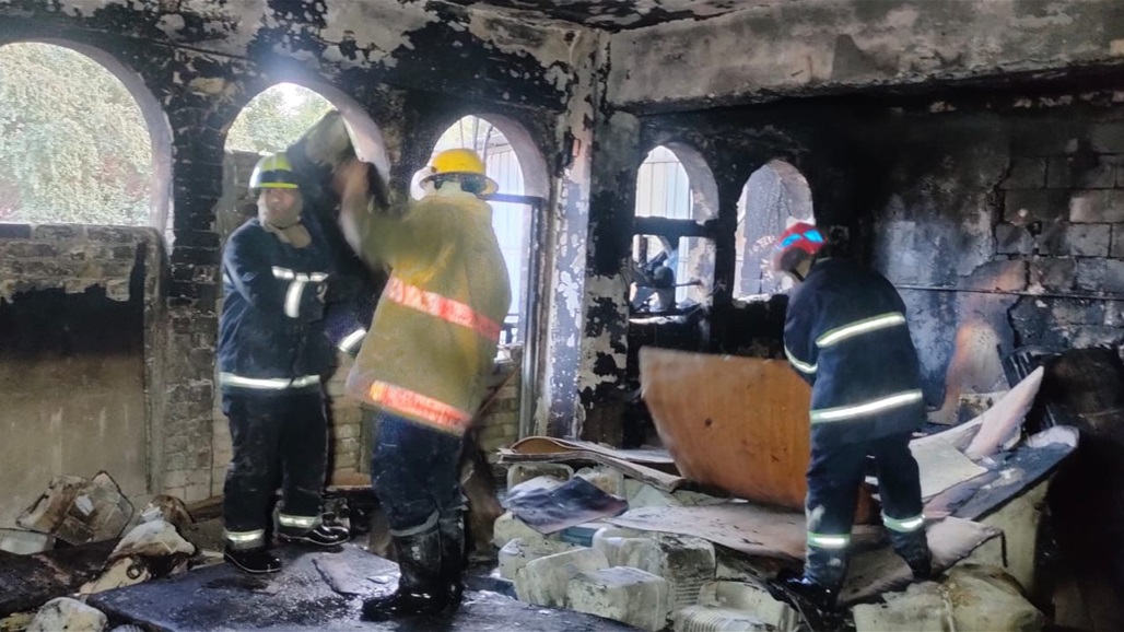 اخماد حريق بمعمل نجارة وإنقاذ 5 عمال بمنطقة العلاوي في بغداد (صور)