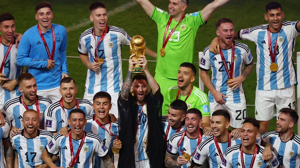 بالصور.. ميسي يرفع كأس العالم بالعباءة العربية