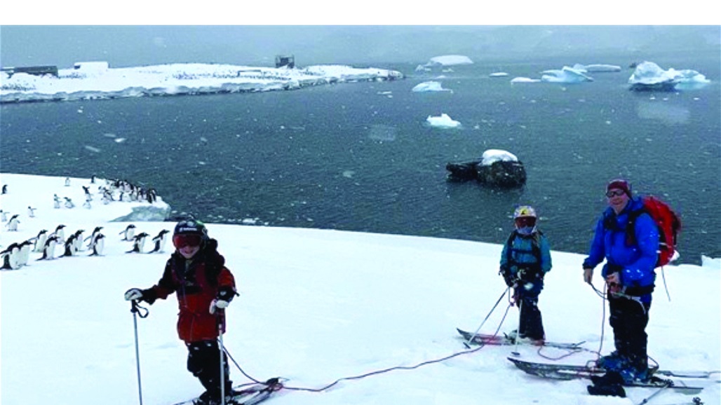 بعمر 8 سنوات.. طفل يتزلج في 7 قارات